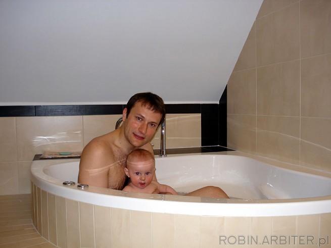 Relaks w jacuzzi z tata.<br />
Relaxing in the jacuzzi with daddy.<br />
Slappar ...