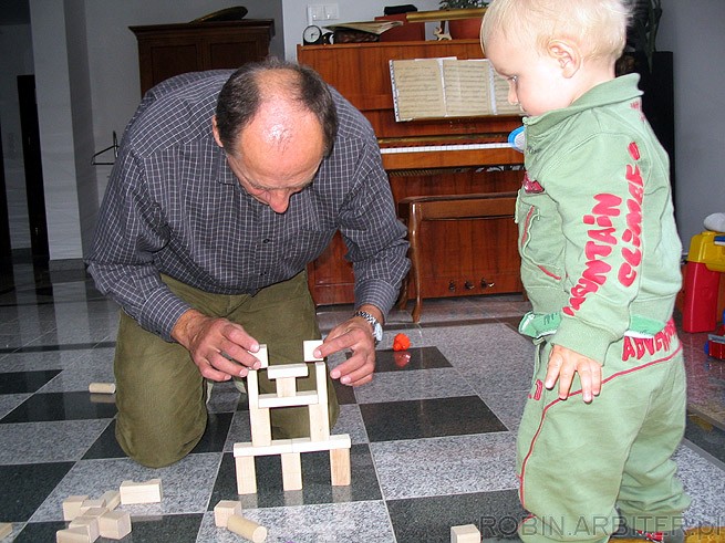 Dziadek wprowadza Robina w architekture.<br />
Grandad is giving Robin an architecture ...